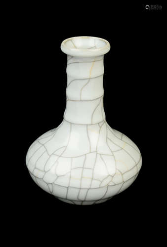 [Chinese] A Qianlong Ge Kiln Style Long Neck Vase with Spiral Pattern