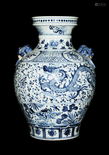 A Chinese Blue and White Porcelain Vase with Dragons and Interlocking Seaweed shape Patterns, marked as 