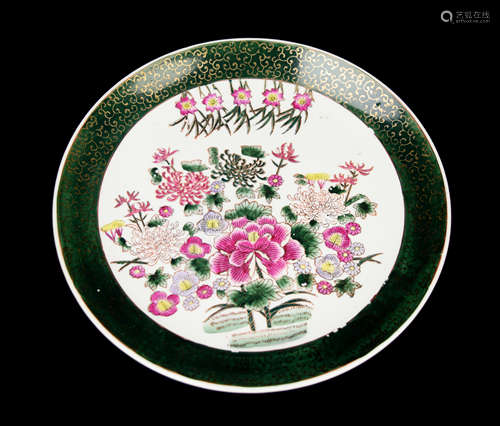 A Chinese Exporting Porcelain Decorative Plate with Flowers and Green Border