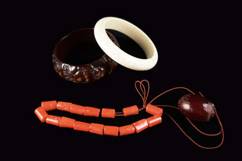 Assorted Jewelry and Beads (4 pcs)