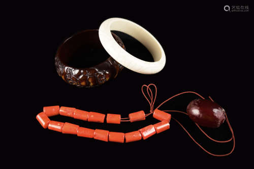 Assorted Jewelry and Beads (4 pcs)
