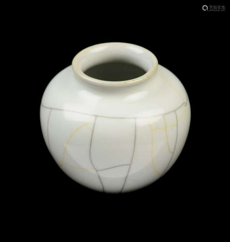 [Chinese] A Qianlong Ge Kiln Style Porcelain Vessel