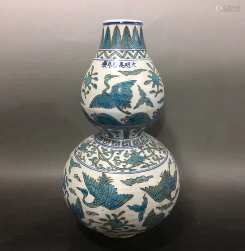 A PHOENIX PATTERN GOURD SHAPED VASE WITH MARK