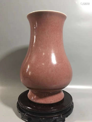 A RED GLAZE VASE