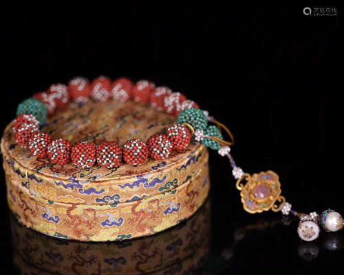 A CORAL DECORATED BEADS STRING BRACELET