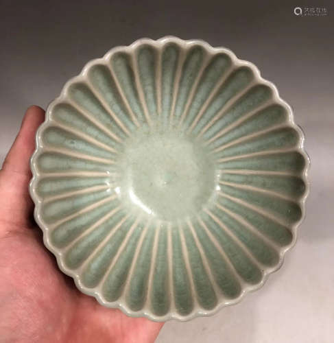 A FLORAL RIMED LIGHT GREEN GLAZED BOWL