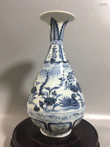 A BLUE AND WHITE UNDERSEA PATTERN PEAR-SHAPED VASE