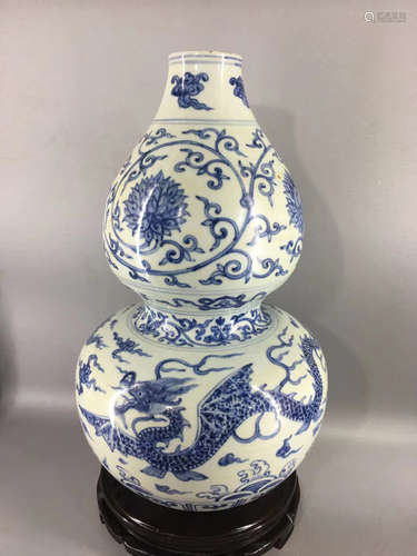 A BLUE&WHITE DRAGON GOURD SHAPED VASE