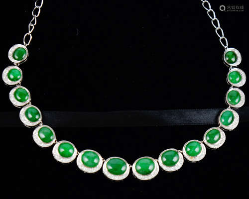 18K EGG-SHAPED JADEITE NECKLACE WITH DIAMOND