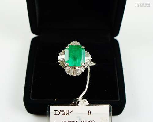 EMERALD PLATINUM RING WITH DIAMOND