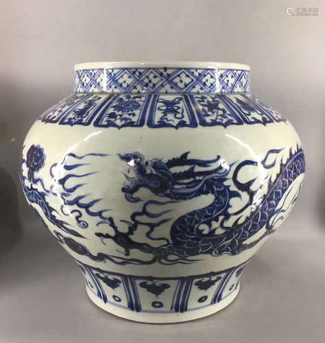 A BLUE&WHITE PAIR DRAGONS JAR