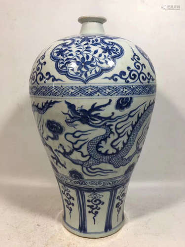 A BLUE AND WHITE DRAGON PATTERN MEI VASE