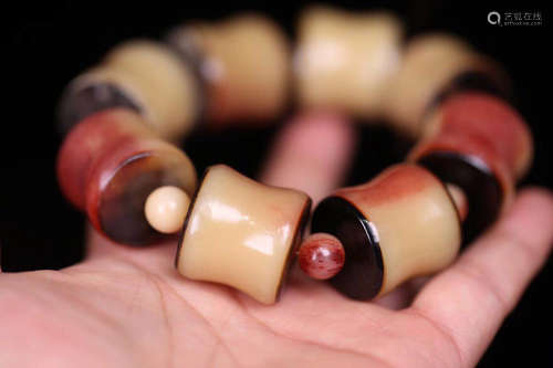 A CYLINDER SHAPED BEADS STRING BRACELET