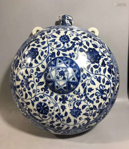 A BLUE AND WHITE LEAY-SCROLL PATTERN POT