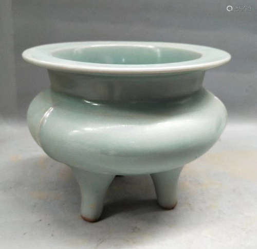 A LONGQUAN CELADON TRIPOD CENSER