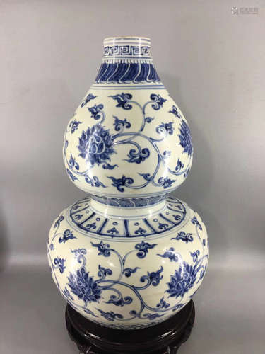 A BLUE&WHITE FLORAL GOURD VASE