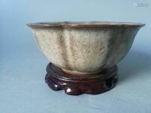 A GUAN KILN FLORAL RIMED BOWL