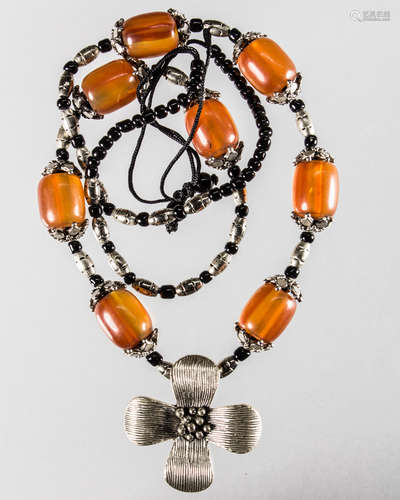 MOUNTED WITH AMBER SILVER NECKLACE