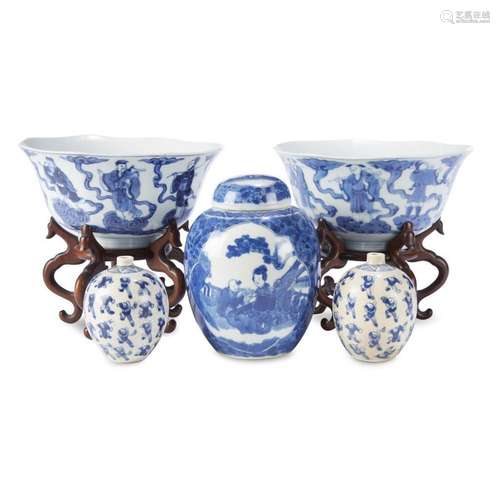 Five Chinese porcelain blue and white ceramics, 19th century