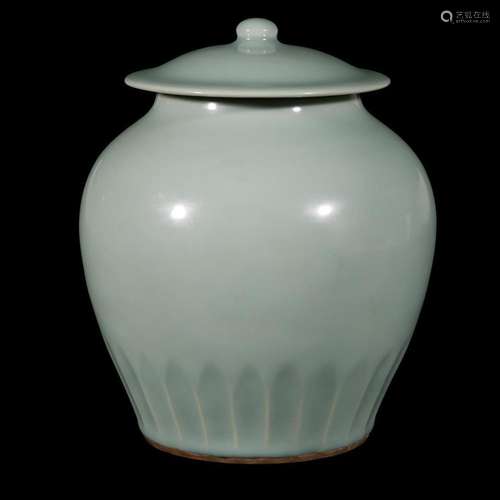 A fine celadon-glazed porcelaineous jar and cover, possibly 18th/19th century