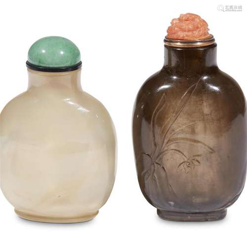 A Chinese agate and a smoky quartz snuff bottle,