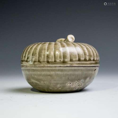 AN UNUSUAL YUE YAO OLIVE GLAZED 'PUMPKIN' BOX, JIN