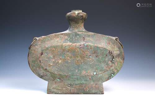 AN ARCHAIC BRONZE FLASK, BIANHU, HAN DYNASTY