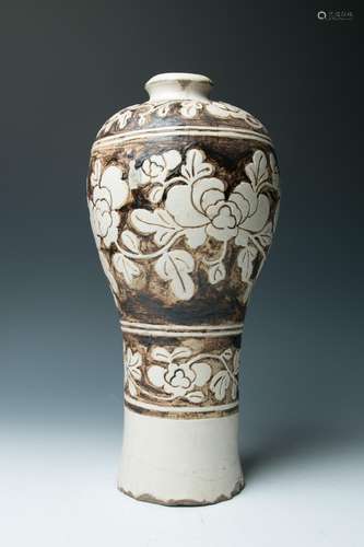 A CIZHOU INCISED 'PEONY' MEIPING VASE, 20TH C.