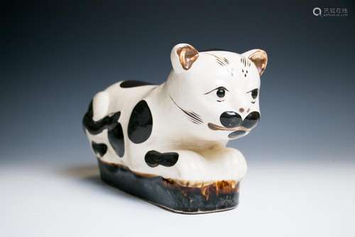 CIZHOU PORCELAIN 'CAT‘ PILLOW, 19TH CENTURY