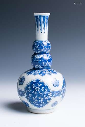 AN EXPORT BLUE AND WHITE TRIPLE-GOURD VASE