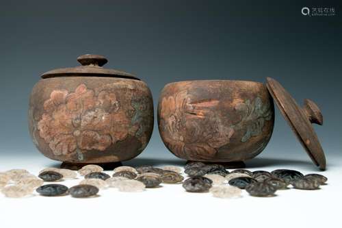 A PAIR OF 'PEONY' WOOD WEIQI CONTAINERS, 19TH/20 C