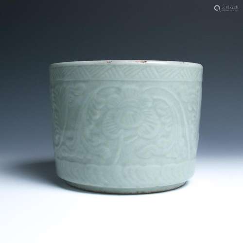 AN 18TH/19TH CENTURY CELADON GLAZED BRUSHPOT