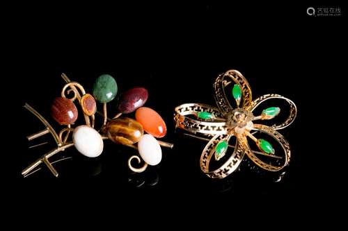 A SET OF TWO BROOCH WITH DIFFERENT GEMS