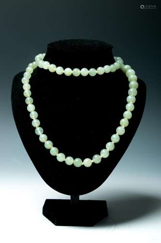 A CELADON JADE BEADED NECKLACE