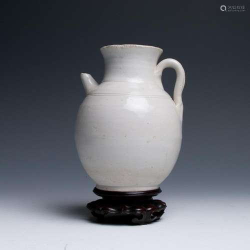 AN UNUSUAL WHITE GLAZED EWER, SONG DYNASTY