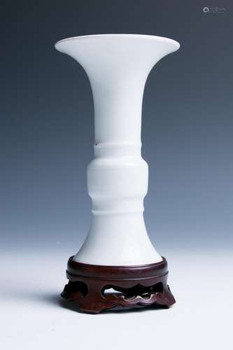 A WHITE-GLAZED ARCHAISTIC GU-FORM VASE