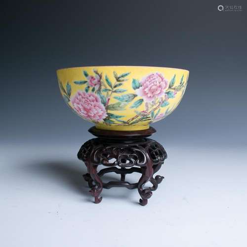 A YELLOW-GROUND FAMILLE-ROSE 'FLORAL' BOWL