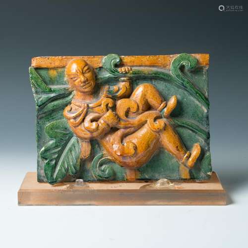 A SANCAI GLAZED 'FIGURAL' CERAMIC TILE, MING/QING