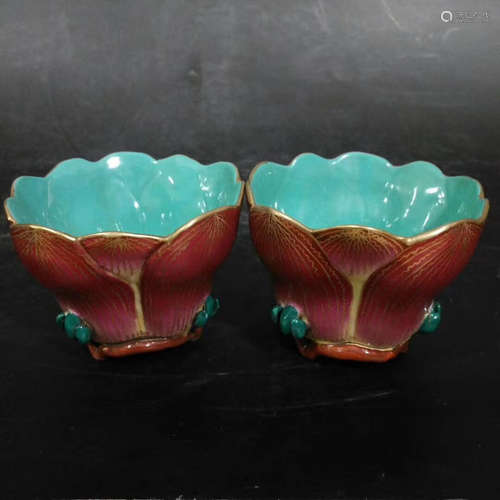 A PAIR OF FLOWER DESIGN FAMILLE ROSE BOWLS