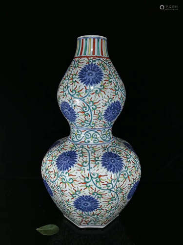 A FLORAL&BRANCHES PATTERN DOUCAI GOURD DESIGN BOTTLE