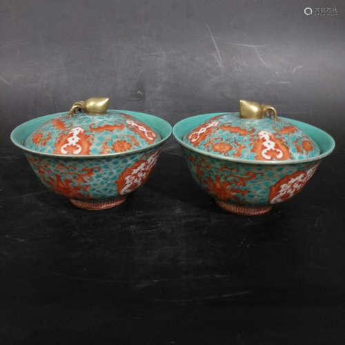 A PAIR OF FLOWER PATTERN GREEN&RED GLAZED COVERED BOWLS