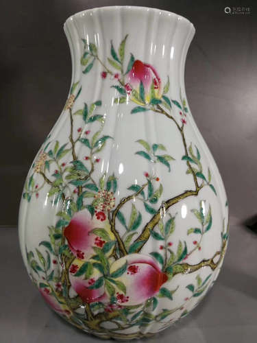 A PEACH PATTERN FAMILLE ROSE VASE