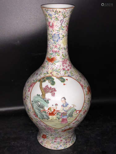 A FIGURE PATTERN FAMILLE ROSE VASE