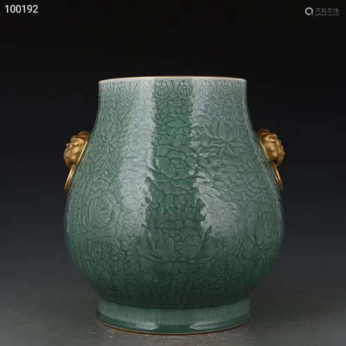 17-19TH CENTURY, A CARVED FLORAL PATTERN PEA-GREEN GLAZED VESSEL, QING DYNASTY