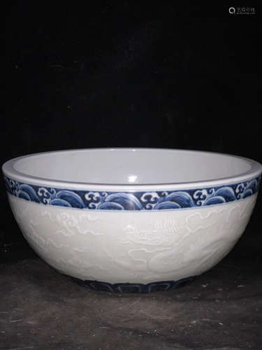 A BLUE&WHITE DRAGON PATTERN BOWL