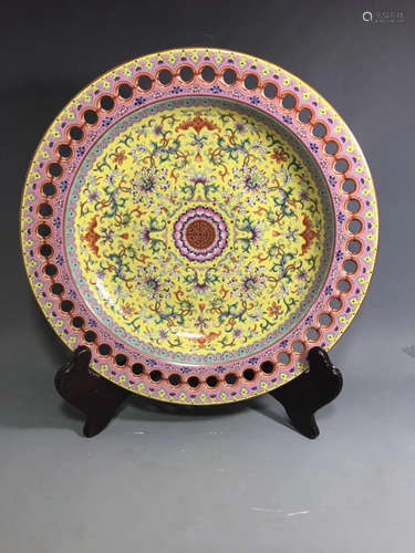 A FLORAL PATTERN FAMILLE ROSE PLATE