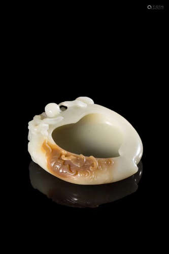 17-19TH CENTURY, A PEACH DESIGN HETIAN JADE WATER POT, QING DYNASTY