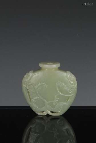 Chinese Jade Chilong Snuff Bottle, 18th Century