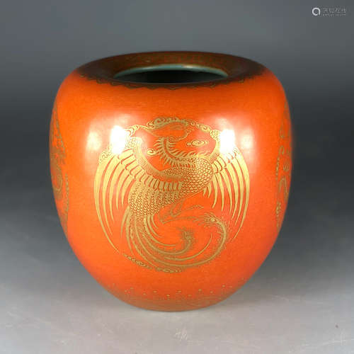 CHINESE GILDED CORAL GLAZED PORCELAIN JAR