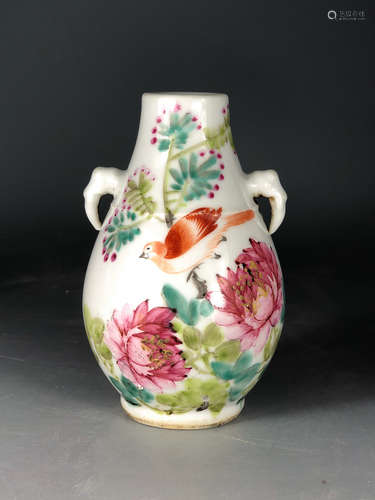 CHINESE FAMILLE ROSE PORCELAIN VASE